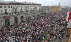 Hàng trăm ngàn người Belarus tiếp tục biểu tình ở thủ đô Minsk ngày 23/8. (Ảnh: Reuters)