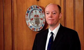 Giám đốc y tế Anh, GS Chris Whitty, thông báo đang phải cách ly vì nhiễm COVID-19. (Ảnh: CNN)