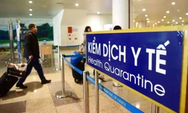 Biển thông tin về kiểm dịch y tế tại sân bay. (Ảnh: Getty Images)