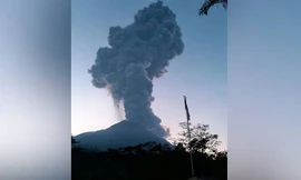 Hình ảnh núi lửa Merapi phun cột bụi khổng lồ sáng 3/3. (Ảnh: CNA)