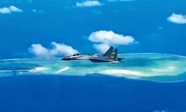 Một tiêm kích Trung Quốc bay trên biển Đông. (Ảnh: Xinhua)