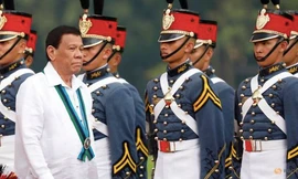 Tổng thống Philippines Rodrigo Duterte đi qua đội cận vệ. (Ảnh: Reuters)