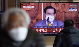 Giáo chủ Lee Man-hee đeo khẩu trang trong buổi xin lỗi được phát trên truyền hình. (Ảnh: EPA-EFE)