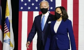 Ông Biden và bà Harris trong cuộc vận động cử tri chung đầu tiên ở Delaware ngày 12/8. (Ảnh: AP)