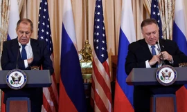 Ngoại trưởng Mỹ Mike Pompeo (trái) trong cuộc họp báo chung với người đồng cấp Nga Sergei Lavrov tại Wasington vào tháng 12/2019. (Ảnh: Reuters)