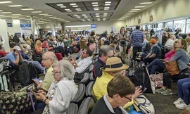 Người Mỹ từ khắp thế giới vội vã trở về vì lệnh cấm đi lại của ông Trump với châu Âu. (Ảnh: AP)