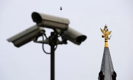 Cột tháp của Bảo tàng lịch sử quốc gia được nhìn từ phía một cột camema giám sát ở Mátxcơva. (Ảnh: Reuters)