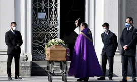 Một linh mục làm lễ cho bệnh nhân chết vì COVID-19 ở Siriate ngày 28/3. (Ảnh: Reuters)