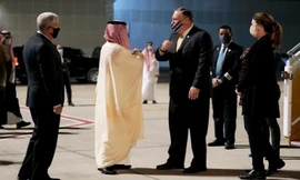 Ngoại trưởng Mỹ Mike Pompeo đến sân bay Neom của Ả-rập Xê-út ngày 22/11. (Ảnh: AP)