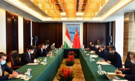 Ông Vương Nghị tiếp đoàn của Ngoại trưởng Hungary ngày 24/8. (Ảnh: Xinhua)