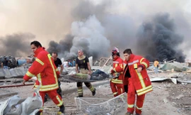 Nhân viên cứu hộ vận chuyển nạn nhân từ hiện trường. (Ảnh: Reuters)