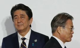 Ông Abe và ông Moon. (Ảnh: AP)