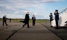 Ông Trump chuẩn bị bước lên chiếc Không lực 1 hôm 1/10. (Ảnh: NYT)