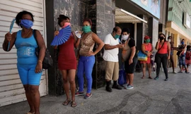 Người dân Cuba xếp hàng mua lương thực ở Havana ngày 8/8. (Ảnh: Reuters)