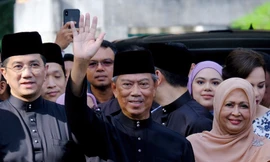 Ông Muhyiddin Yassin vẫy tay với báo chí sau khi kết thúc lễ tuyên thệ. (Ảnh: Bloomberg)