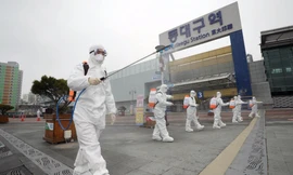 Lực lượng chức năng phun diệt khuẩn tại TP Deagu, Hàn Quốc. (Ảnh: Yonhap)