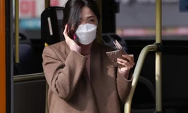 Một hành khách đi xe buýt ở Seoul đeo khẩu trang trong mùa dịch Covid-19. (Ảnh: Xinhua)