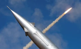 Một tên lửa được phóng đi từ hệ thống S-300V4 của Nga. (Ảnh: Reuters)