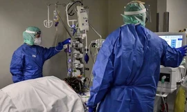 Các bác sĩ đang điều trị cho bệnh nhân Covid-19 ở Brescia, Italy. (Ảnh: AP)