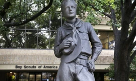 Bức tượng thiếu niên bên ngoài trụ sở của Hội Nam hướng đạo Mỹ tại bang Texas. (Ảnh: AP)