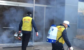 Khử trùng tại cơ sở của giáo phái Tân Thiên Địa ở TP Daegu. (Ảnh: Yonhap)