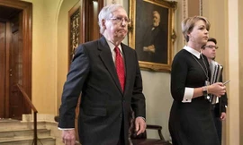 Lãnh đạo phe Cộng hoà tại Thượng viện, ông Mitch McConnell bước ra khỏi phòng xử án. (Ảnh: AP)