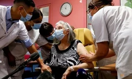 Một cụ bà ở Pháp được tiêm phòng vắc-xin COVID-19. (Ảnh: Reuters)