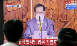 Người Hàn Quốc xem buổi họp báo qua truyền hình của giáo chủ Tân Thiên Địa hồi tháng 2. (Ảnh: Yonhap)