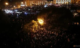 Đám đông tụ tập bên ngoài tòa nhà chính phủ Armenia sau khi Thủ tướng Nikol Pashinyan thông báo đã ký thỏa thuận với Nga và Azerbaijan để kết thúc chiến tranh. (Ảnh: Reuters)