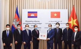 Ngày 3/4, Thứ trưởng Ngoại giao Nguyễn Quốc Dũng trao tượng trưng trang thiết bị y tế, là quà của Chính phủ và nhân dân Việt Nam gửi tặng Chính phủ và nhân dân Campuchia. (Ảnh: Mofa)