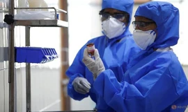 Các nhân viên y tế trong một bệnh viện tiếp nhận bệnh nhân COVID-19 ở TP Chennai, Ấn Độ. (Ảnh: Reuters)