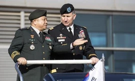 Tướng Park Han-ki nói chuyện với Tư lệnh lực lượng Mỹ tại Hàn Quốc, Tướng Robert Abrams trong một lễ diễu binh ở Seoul ngày 13/11. (Ảnh: Yonhap)