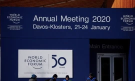 Lực lượng an ninh đứng gác trước trung tâm sẽ diễn ra Diễn đàn kinh tế thế giới tại Davos năm 2020. (Ảnh: Reuters)