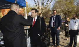 Các phóng viên theo dõi Nhà Trắng được kiểm tra thân nhiệt trước khi vào phòng họp. (Ảnh: AP)