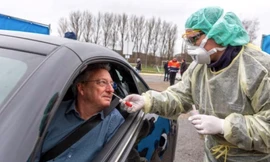 Xét nghiệm COVID-19 không dừng xe ở Đức. (Ảnh: Reuters)