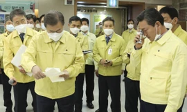 Tổng thống Hàn Quốc Moon Jae-in họp bàn với các quan chức về công tác phòng chống dịch Covid-19. (Ảnh: Yonhap)