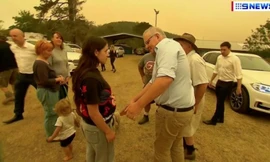 Thủ tướng Úc Scott Morrison vấp phải thái độ giận dữ của một phụ nữ. (Ảnh cắt từ clip)