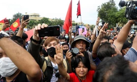Người biểu tình trên đường phố Bangkok ngày 14/10. (Ảnh: Reuters)