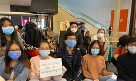 Nhóm sinh viên mắc kẹt kêu cứu vì bị huỷ chuyến khi chuẩn bị lên máy bay