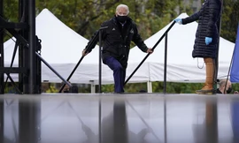 Ông Biden đến vận động các con chiên da màu ở Philadelphia ngày 1/11. (Ảnh: AP)