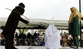 Aceh áp dụng hình phạt đánh roi với nhiều tội danh. (Ảnh: Jakarta Post)