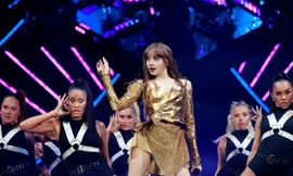 Fan làm hẳn đô la hình Lisa "quẩy banh nóc" trong sân khấu MONEY ở Coachella