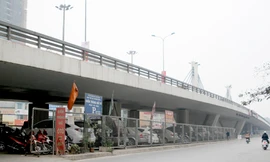 Nhiều phương tiện ô tô, xe máy được nhồi nhét tại các gầm cầu vượt