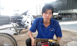 Nguyễn Nhật Tân và bộ đồ nghề. Ảnh: Q.M