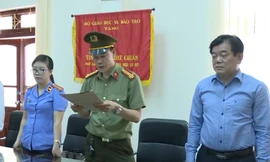 Ông Hoàng Tiến Đức (bên phải ngoài cùng). Ảnh cắt từ clip do công an cung cấp.