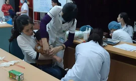 Học sinh xét nghiệm sán lợn tại Viện Sốt rét và ký sinh trùng T.Ư.