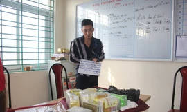 Đào Mạnh Dũng cùng tang vật. Ảnh: Thu Hương