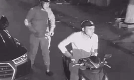 Cặp đôi vặt gương được camera an ninh ghi lại. Ảnh cắt từ video clip