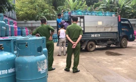 Lực lượng chức năng kiểm tra tại Cty Khánh Linh. Ảnh: Đ.H