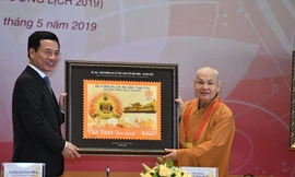 Bộ trưởng Bộ Thông tin và Truyền thông Nguyễn Mạnh Hùng trao bộ tem bưu chính “Chào mừng Đại lễ Phật đản Liên Hợp Quốc - Vesak 2019” cho đại diện Hội Phật giáo Việt Nam.